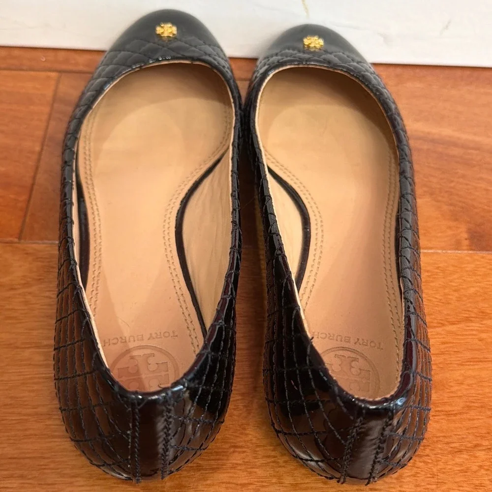 Tory Burch Ballet Flats Womens Black Quilted‎ Patent Leather Gold Logo 7.5M